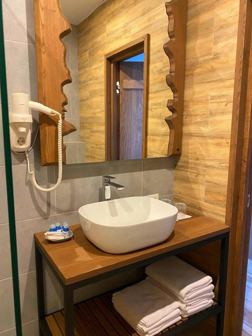 Фільварок Кмитів Hotel Velyki Kosharishcha Bagian luar foto