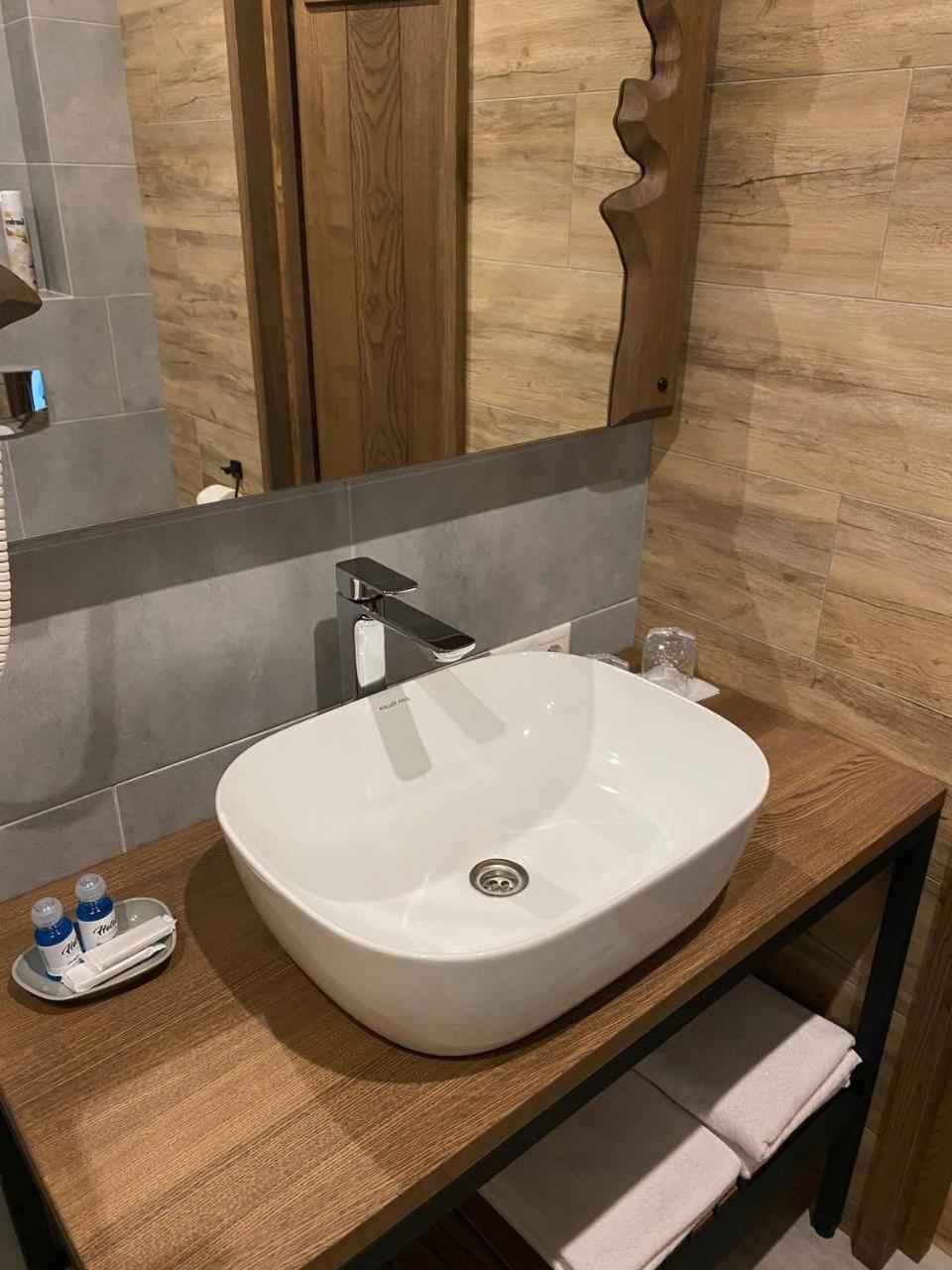 Фільварок Кмитів Hotel Velyki Kosharishcha Bagian luar foto